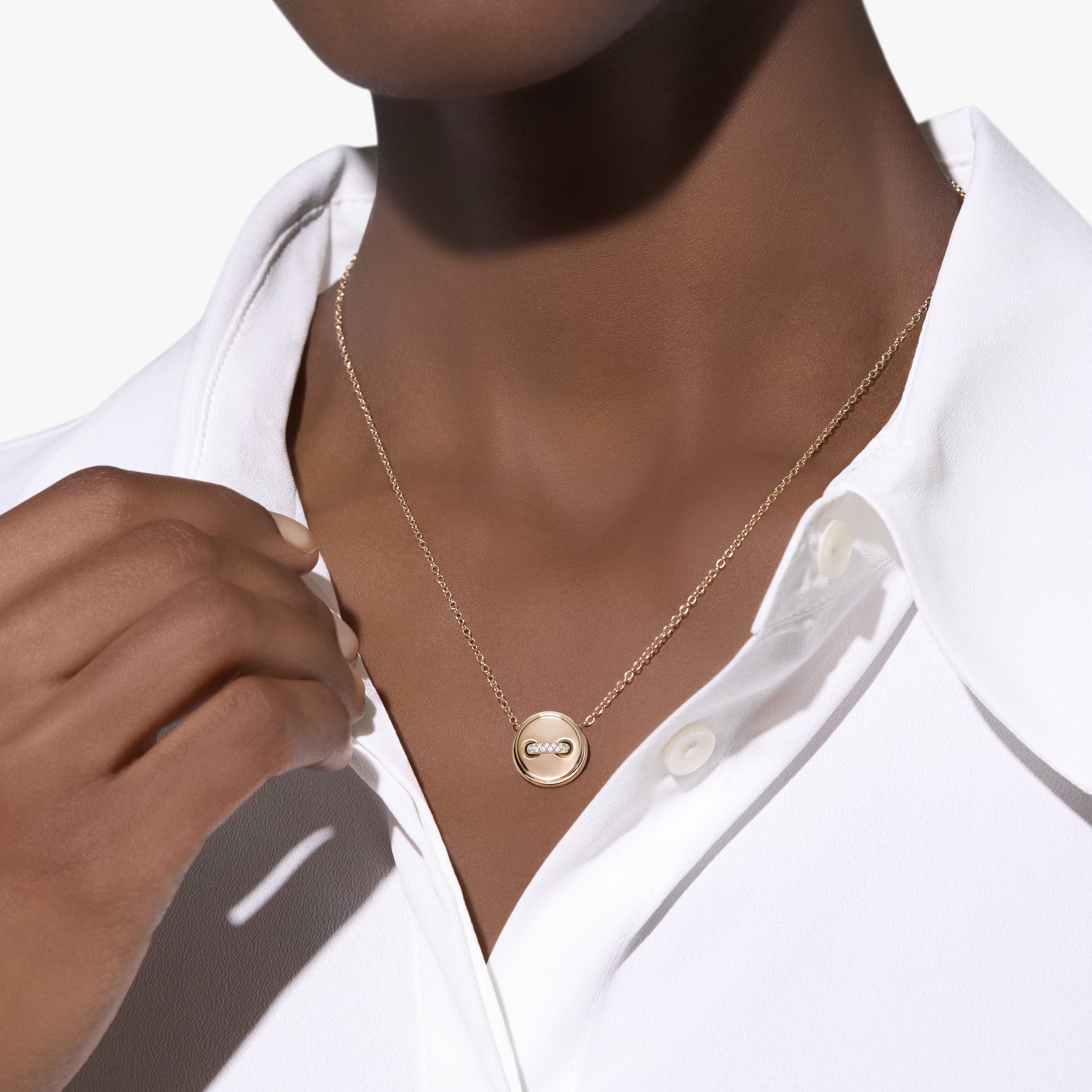 Collier à pois pompons en nacre blanche et grise