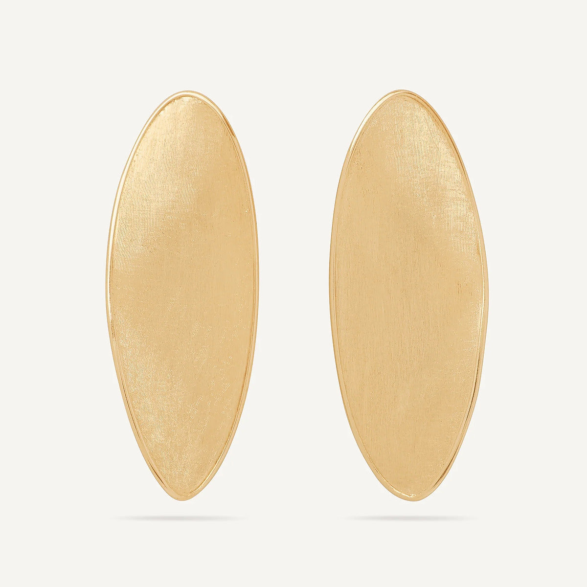 Orecchini a lobo con foglie d’oro twist