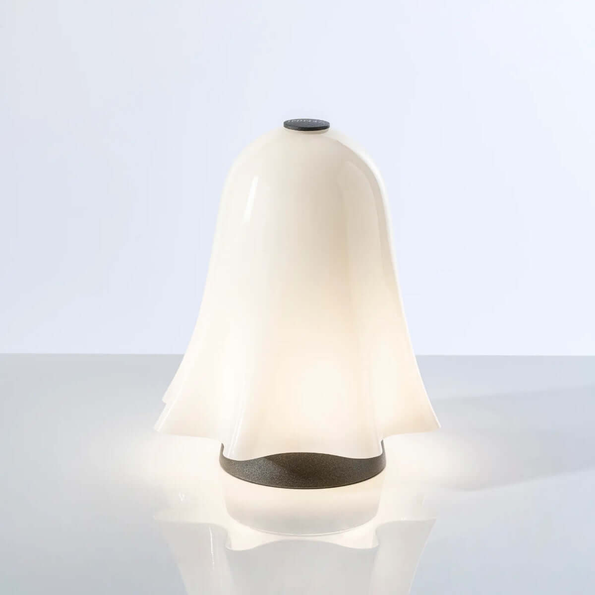 Fantasmino Bianco: Ciondolo Iconico e Luminoso